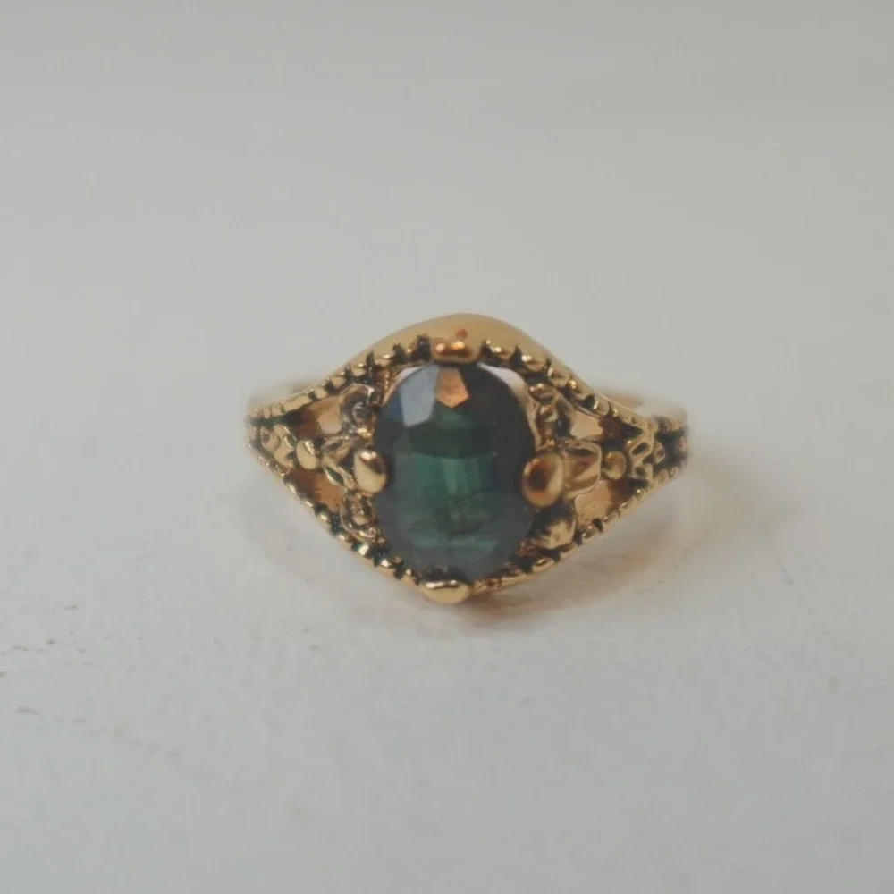 Vintage Seta Ring Sz 3.75 Gold Tone Green Gemstone W/ Box Cocktail Pinky Jewelry